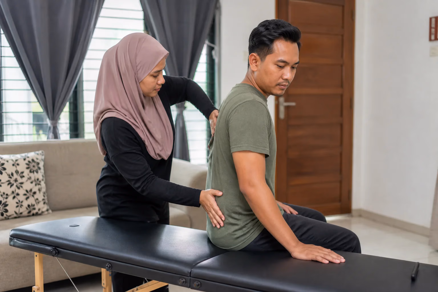 Pelanggan Melayu menjalani sesi keselesaan belakang berasaskan penilaian